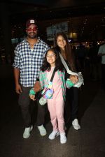 Sharad Kelkar with spouse Keerti Gaekwad Kelkar and daughter Kesha Kelkar seen at the airport on 20 Jun 2023 (10)_6491b5253807f.JPG