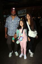 Sharad Kelkar with spouse Keerti Gaekwad Kelkar and daughter Kesha Kelkar seen at the airport on 20 Jun 2023 (12)_6491b527e1ae6.JPG