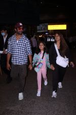 Sharad Kelkar with spouse Keerti Gaekwad Kelkar and daughter Kesha Kelkar seen at the airport on 20 Jun 2023 (16)_6491b52bca7da.JPG