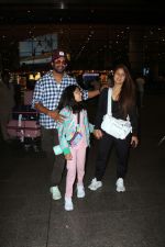 Sharad Kelkar with spouse Keerti Gaekwad Kelkar and daughter Kesha Kelkar seen at the airport on 20 Jun 2023 (6)_6491b5204f815.JPG