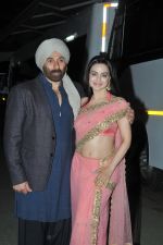 Sunny Deol and Ameesha Patel pose for camera to promote Gadar 2 on the sets of The Kapil Sharma Show on 20 Jun 2023 (3)_6491cfce928bf.JPG