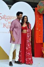 Kartik Aaryan and Kiara Advani promote song launch of Sun Sajni from movie Satyaprem Ki Katha on 21 Jun 2023 (20)_649316a433fdf.JPG