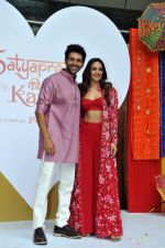 Kartik Aaryan and Kiara Advani promote song launch of Sun Sajni from movie Satyaprem Ki Katha on 21 Jun 2023 (21)_649316a5eea9c.JPG