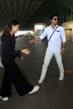 Alia Bhatt in Black and Ranbir Kapoor in white seen at the airport on 22 Jun 2023 (10)_6494216f180d7.JPG