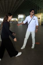Alia Bhatt in Black and Ranbir Kapoor in white seen at the airport on 22 Jun 2023 (11)_649421709a1c2.JPG