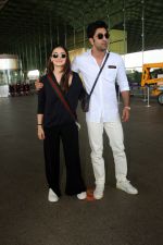 Alia Bhatt in Black and Ranbir Kapoor in white seen at the airport on 22 Jun 2023 (14)_649421757eabb.JPG