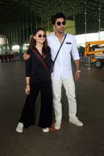 Alia Bhatt in Black and Ranbir Kapoor in white seen at the airport on 22 Jun 2023 (15)_64942177215bb.JPG