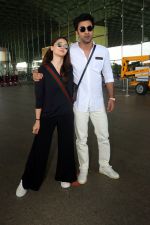 Alia Bhatt in Black and Ranbir Kapoor in white seen at the airport on 22 Jun 2023 (16)_64942178a978d.JPG