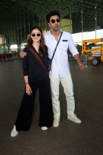 Alia Bhatt in Black and Ranbir Kapoor in white seen at the airport on 22 Jun 2023 (19)_6494217d5094a.JPG