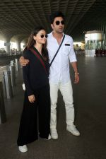 Alia Bhatt in Black and Ranbir Kapoor in white seen at the airport on 22 Jun 2023 (2)_64942162a7706.JPG