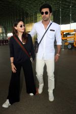 Alia Bhatt in Black and Ranbir Kapoor in white seen at the airport on 22 Jun 2023 (21)_6494218056cd6.JPG