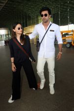 Alia Bhatt in Black and Ranbir Kapoor in white seen at the airport on 22 Jun 2023 (22)_64942181d31d6.JPG