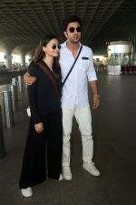 Alia Bhatt in Black and Ranbir Kapoor in white seen at the airport on 22 Jun 2023 (3)_6494216476a83.JPG