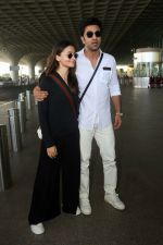 Alia Bhatt in Black and Ranbir Kapoor in white seen at the airport on 22 Jun 2023 (4)_64942165e8b67.JPG