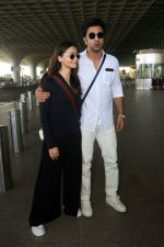 Alia Bhatt in Black and Ranbir Kapoor in white seen at the airport on 22 Jun 2023 (5)_6494216787a70.JPG