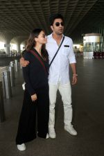 Alia Bhatt in Black and Ranbir Kapoor in white seen at the airport on 22 Jun 2023 (6)_649421691ebd2.JPG