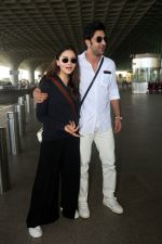 Alia Bhatt in Black and Ranbir Kapoor in white seen at the airport on 22 Jun 2023 (7)_6494216a9a760.JPG