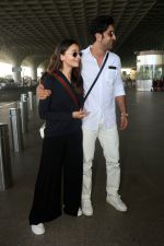 Alia Bhatt in Black and Ranbir Kapoor in white seen at the airport on 22 Jun 2023 (8)_6494216c1c6d5.JPG