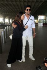 Alia Bhatt in Black and Ranbir Kapoor in white seen at the airport on 22 Jun 2023 (9)_6494216d8c2e2.JPG