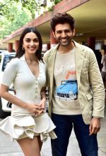 Kartik Aaryan and Kiara Advani pose to promote Satyaprem Ki Katha at Lower Parel on 22 Jun 2023 (14)_64944d6542191.jpeg