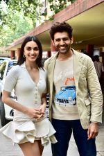 Kartik Aaryan and Kiara Advani pose to promote Satyaprem Ki Katha at Lower Parel on 22 Jun 2023 (16)_64944d6887144.jpeg