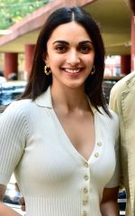 Kiara Advani pose to promote Satyaprem Ki Katha at Lower Parel on 22 Jun 2023 (3)_64944d6b1ce94.jpg