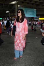 Rashmika Mandanna seen in a pink top and shredded jeans at the airport on 23 Jun 2023 (10)_6496b85ab985c.JPG