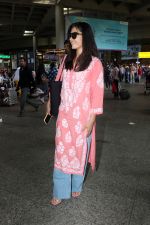 Rashmika Mandanna seen in a pink top and shredded jeans at the airport on 23 Jun 2023 (11)_6496b85c54a11.JPG