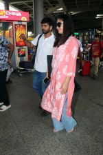 Rashmika Mandanna seen in a pink top and shredded jeans at the airport on 23 Jun 2023 (2)_6496b84f64084.JPG