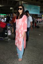 Rashmika Mandanna seen in a pink top and shredded jeans at the airport on 23 Jun 2023 (5)_6496b8545881f.JPG