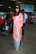 Rashmika Mandanna seen in a pink top and shredded jeans at the airport on 23 Jun 2023 (6)_6496b87475500.JPG