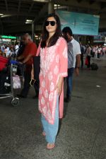 Rashmika Mandanna seen in a pink top and shredded jeans at the airport on 23 Jun 2023 (7)_6496b855ee334.JPG