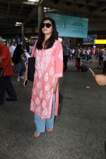 Rashmika Mandanna seen in a pink top and shredded jeans at the airport on 23 Jun 2023 (8)_6496b8579c4a6.JPG
