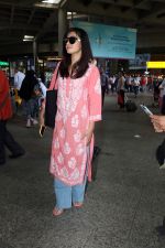 Rashmika Mandanna seen in a pink top and shredded jeans at the airport on 23 Jun 2023 (9)_6496b8592cc1b.JPG