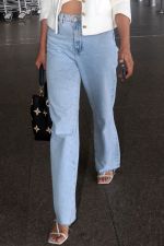 Ruhi Singh seen at the airport in light top and blue jeans on 23 Jun 2023 (20)_64967814bab99.jpg