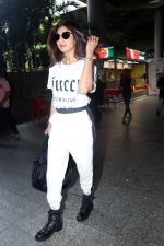 Shilpa Shetty dressed in white seen at the airport on 24 Jun 2023 (14)_6496e8735fef7.JPG