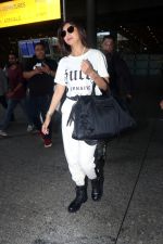Shilpa Shetty dressed in white seen at the airport on 24 Jun 2023 (7)_6496e85f62f79.JPG