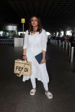 Huma Qureshi dressed in white churidar wearing Balenciaga sandals and Fendi Roma handbag at the airport on 25 Jun 2023 (10)_6497ec50ea935.JPG
