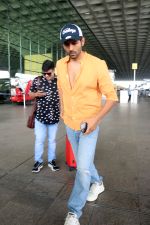 Kartik Aaryan dressed in orange shirt and blue shredded jeans and Dallas Cowboys hat seen at the airport on 25 Jun 2023 (13)_649821aac5bc0.JPG