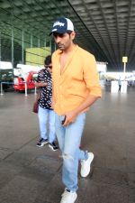 Kartik Aaryan dressed in orange shirt and blue shredded jeans and Dallas Cowboys hat seen at the airport on 25 Jun 2023 (14)_649821ad9f45e.JPG