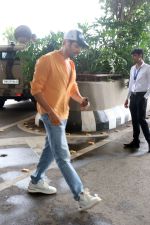Kartik Aaryan dressed in orange shirt and blue shredded jeans and Dallas Cowboys hat seen at the airport on 25 Jun 2023 (3)_6498218b5e7af.JPG