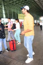 Kartik Aaryan dressed in orange shirt and blue shredded jeans and Dallas Cowboys hat seen at the airport on 25 Jun 2023 (7)_6498219aaa4c4.JPG