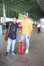 Kartik Aaryan dressed in orange shirt and blue shredded jeans and Dallas Cowboys hat seen at the airport on 25 Jun 2023 (9)_649821cd467b6.JPG