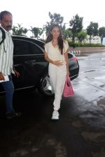 Kiara Advani dressed in a cream top and white pant holding pink Chanel Paris Handbag seen at the airport on 25 Jun 2023 (3)_649820c26d7dc.JPG
