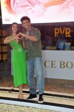 Kartik Aaryan and Kiara Advani promoting Satyaprem Ki Katha advance booking at PVR Box Office Window in Citi Mall on 26 Jun 2023 (14)_649992e1d8dbe.JPG