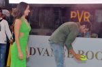 Kartik Aaryan and Kiara Advani promoting Satyaprem Ki Katha advance booking at PVR Box Office Window in Citi Mall on 26 Jun 2023 (38)_6499931260ea0.JPG