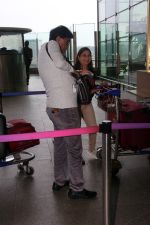 Ashok Saraf with spouse Nivedita Joshi Saraf seen at the airport on 28 Jun 2023 (16)_649bc292cda21.JPG