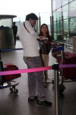 Ashok Saraf with spouse Nivedita Joshi Saraf seen at the airport on 28 Jun 2023 (18)_649bc29690992.JPG
