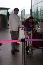 Ashok Saraf with spouse Nivedita Joshi Saraf seen at the airport on 28 Jun 2023 (20)_649bc299be164.JPG
