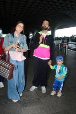 Nakuul Mehta with spouse Jankee Parekh and son Sufi seen at the airport on 28 Jun 2023 (1)_649bb63d0c9b2.JPG